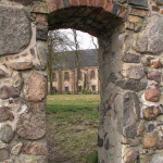 Heiligengrabe_Blick-durch-Mauer
