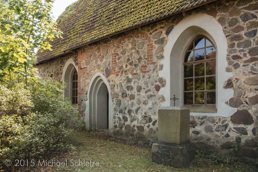 Scheinbar gotisches Portal und Fenster auf der Nordseite. Der Putz verhindert eine genauere Bestimmung
