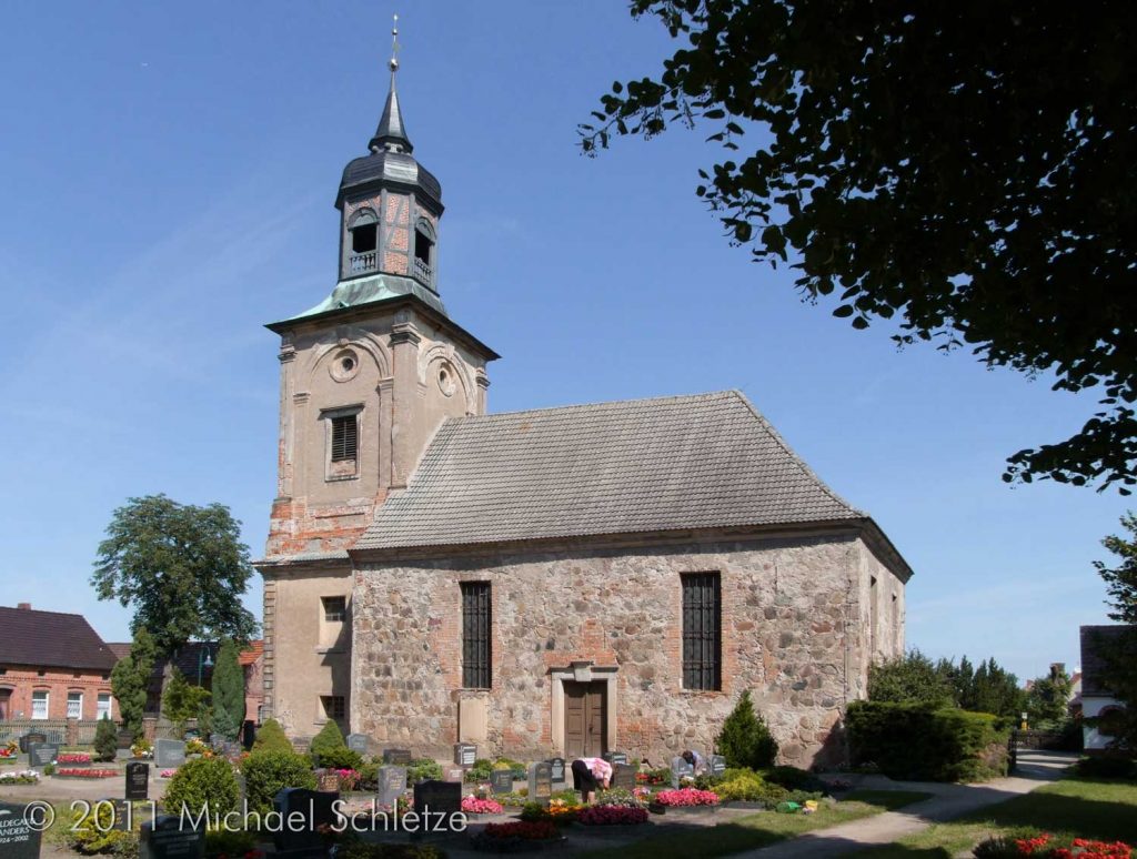 Der abblätternden barocke Putz enthüllt den gotischen Kern der Ahlsdorfer Kirche