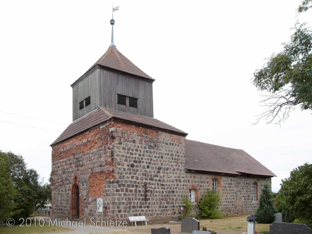 Der wuchtige Turm dominiert den Bau: Die Kirche von Südwesten