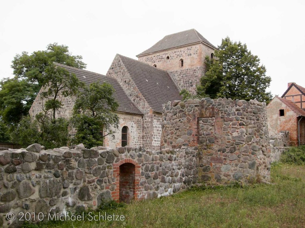 Burg und Kirche Badingen: Im 13. Jahrhundert ein sicher beeindruckendes Ensemble