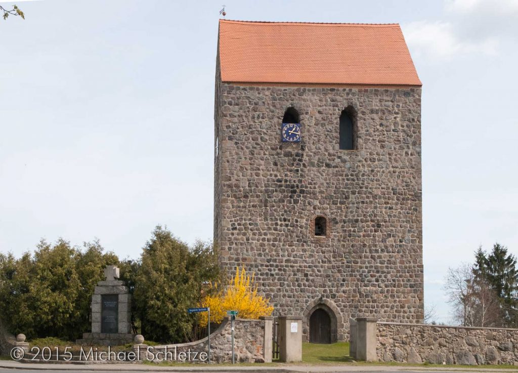 Bergsdorfs wuchtig wirkender Westturm: Typisch für die Feldsteinarchitektur des 13. Jahrhunderts