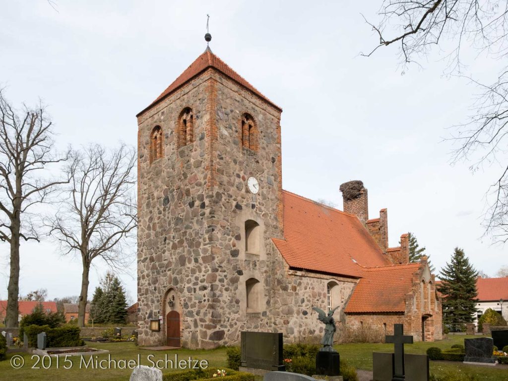 Dorfkirche Buberow (von Südosten) als Ansammlung typischer Merkmale spätmittelalterlicher Architektur