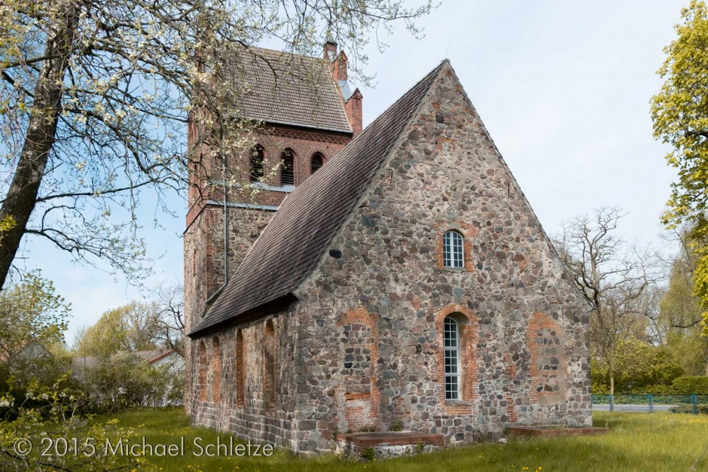 Passend zum Ortsnamen: Grütals Dorfkirche im Frühling von Südosten