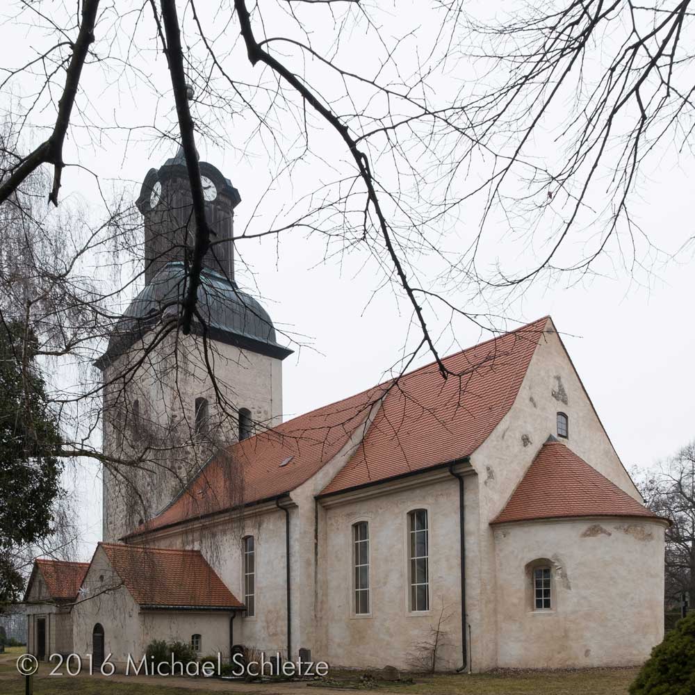 Unter barockem Putz verbirgt sich ein stattlicher spätromanischer Kirchenbau
