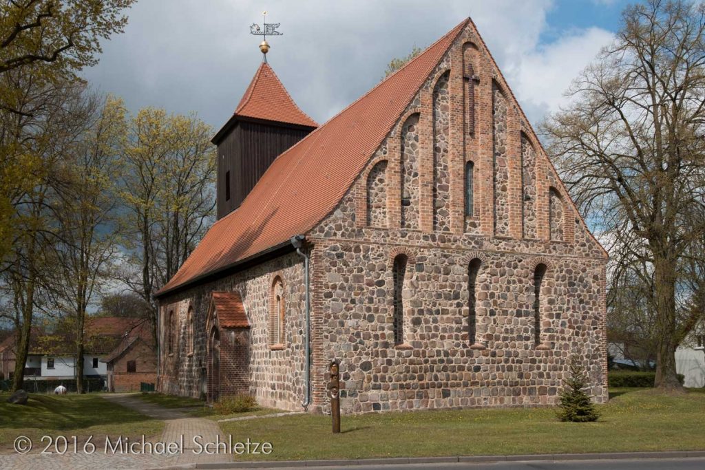 Jacobsdorfs Kirche von Südosten: Ein stark neoromanisch umgestalteter Feldsteinsaal