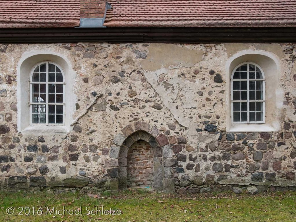 Südseite mit vermauertem Portal und neuzeitlich veränderten Fenstern