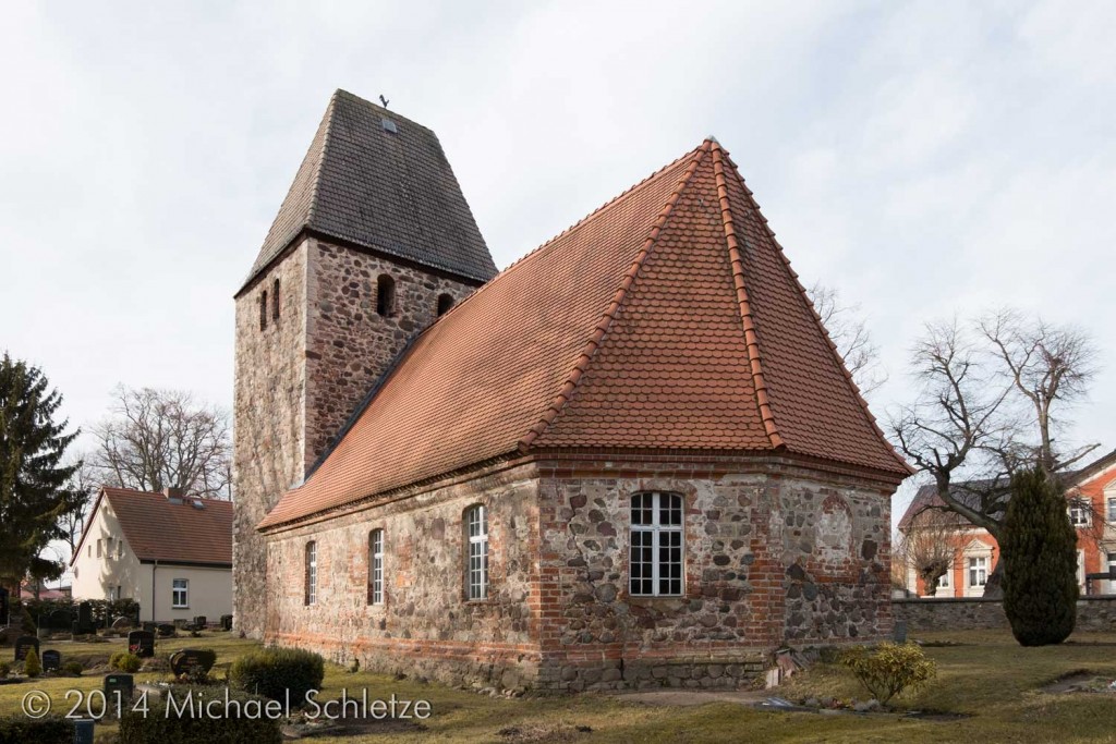 Eingezogener Turm und Schiff mit Dreiseitenschluss: Die spätmittelalterliche Dorfkirche in Löhme