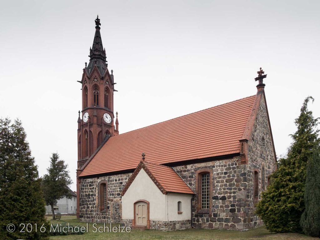 Hochmittelalterliches Schiff mit neogotischen Zutaten: Die Ragower Dorfkirche