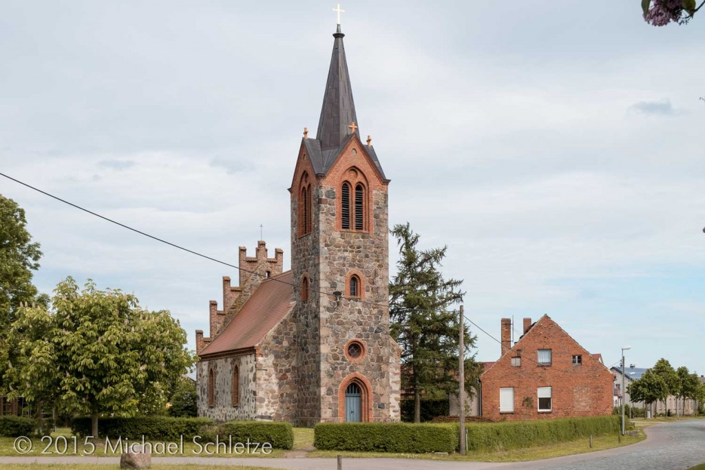 Dorfkirche Rambow: Neogotischer Westturm vor kleinem spätmittelalterlichen Rechtecksaal