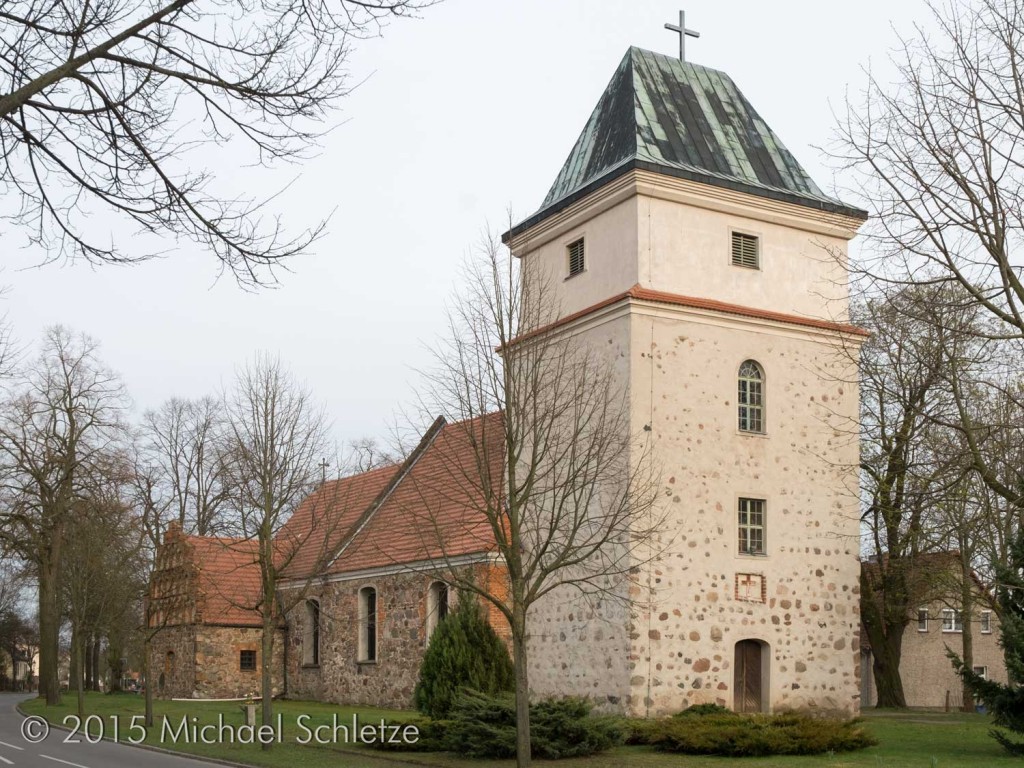 Auf dem Anger gelegen: Schönerlindes Dorfkirche von Nordwesten