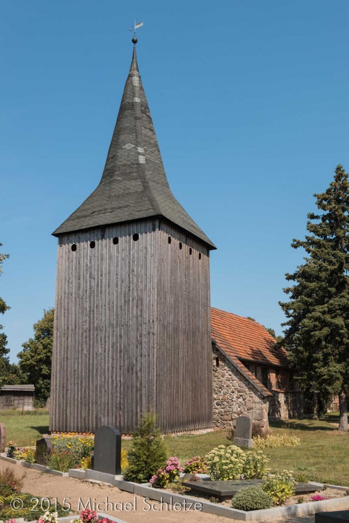 Schönfelds Kirche mit dem markanten Holzturm im Westen