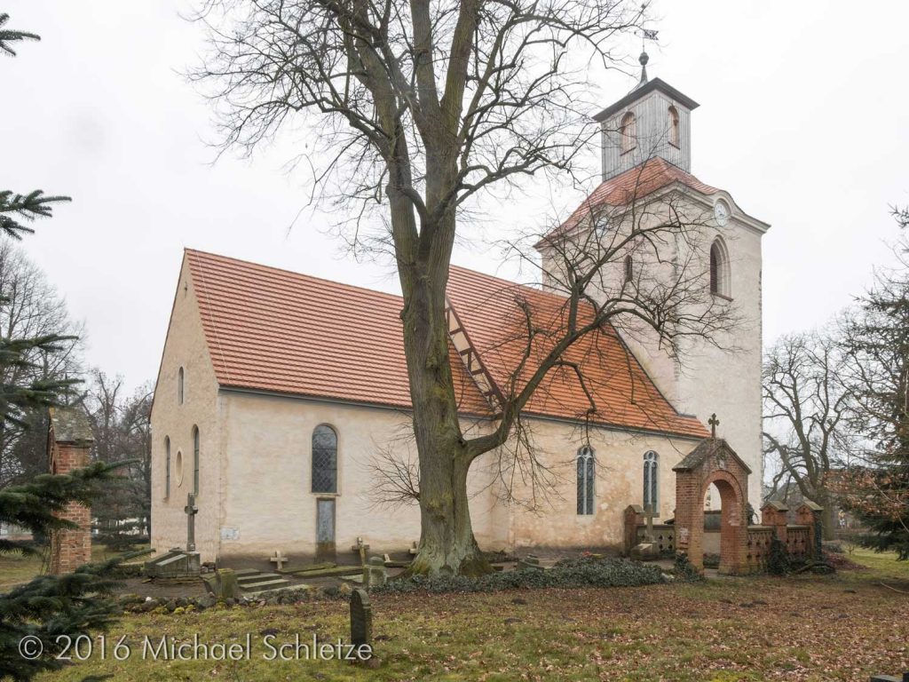 In den letzten Jahren gründlich renoviert: Dorfkirche Steinhöfel von Nordosten