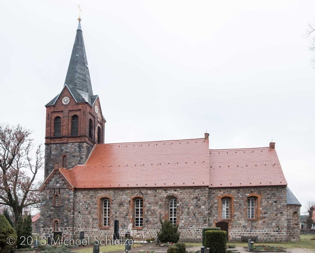 Feldsteinbau des 13. Jahrhunderts mit neogotischen Turm und vergrößerten Fenstern