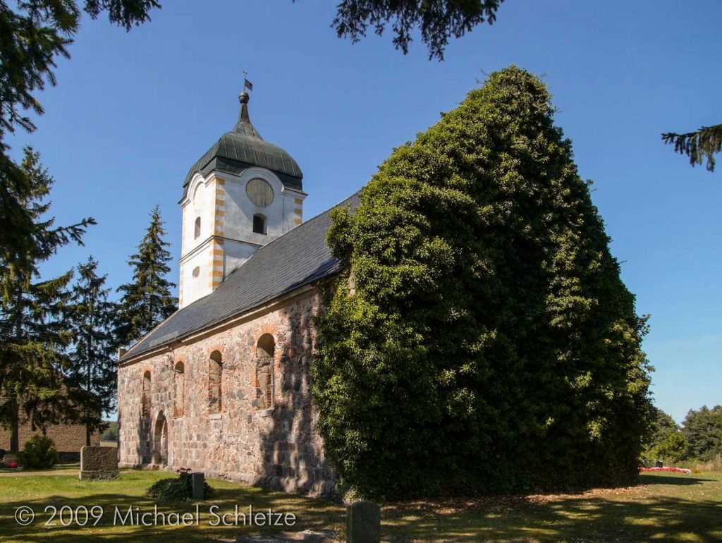 Einfacher Rechtecksaal mit barockem Turmoberteil: Die Kirche von Beenz