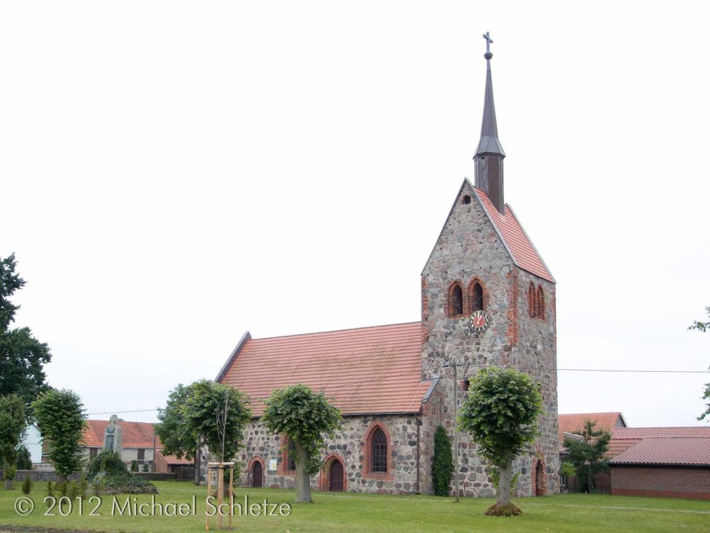 Dorfkirche Bendelin: Hier ist die Schauseite der Norden mit seinen beiden Portalen