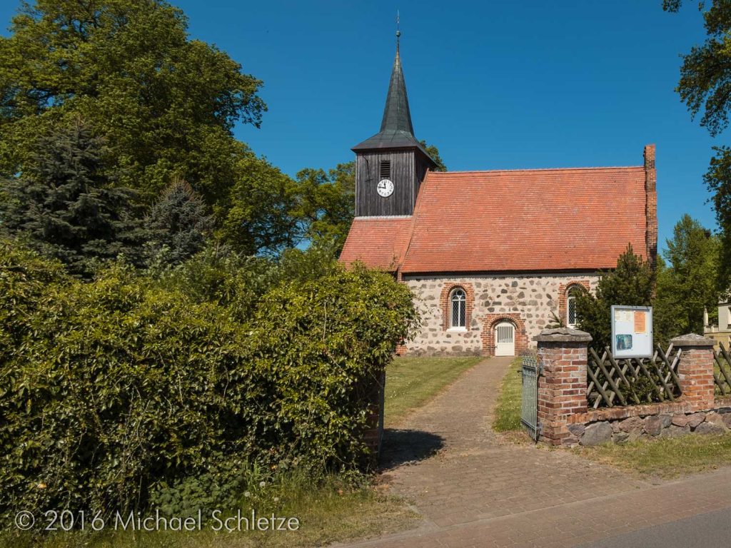 Spätmittelalterlicher Rechtecksaal und barocker Fachwerkturm: Die Dorfkirche von Berlitt