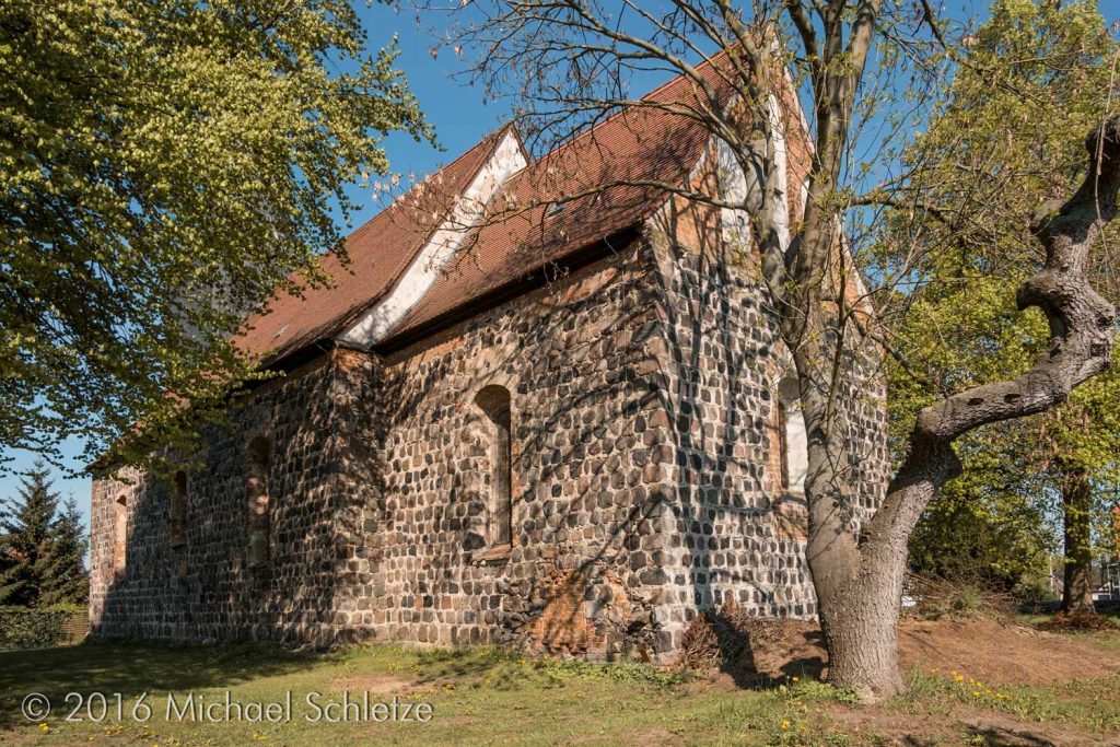 Dabergotz' Dorfkirche von Südosten: Feldsteinarchitektur und barock vergrößerte Fenster