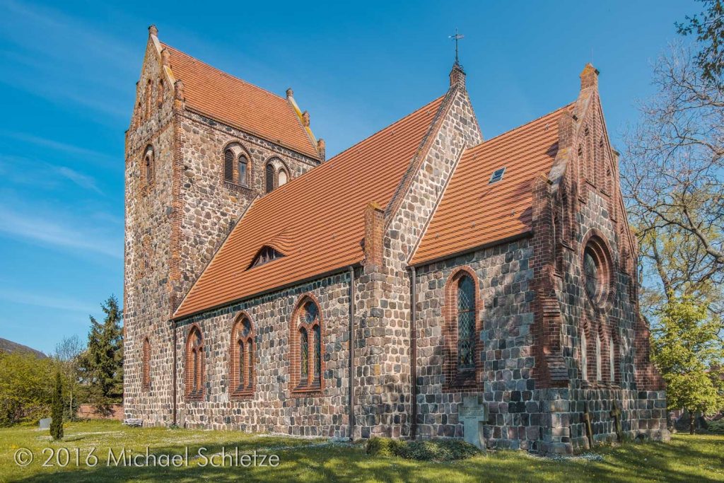 Dorfkirche Gottberg von Südosten: Der Chor ist eine neogotische Zutat des beginnenden 20. Jahrhunderts