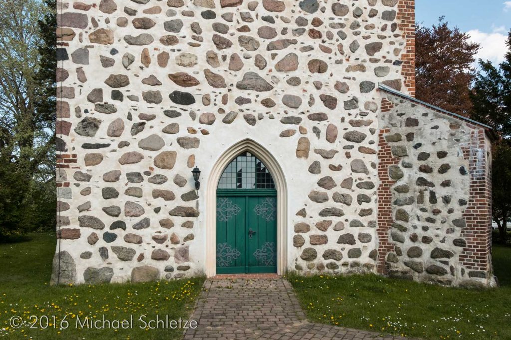Neogotischer Zugang und Stützpfeiler an der Südwestecke von Schönermarks Dorfkirche