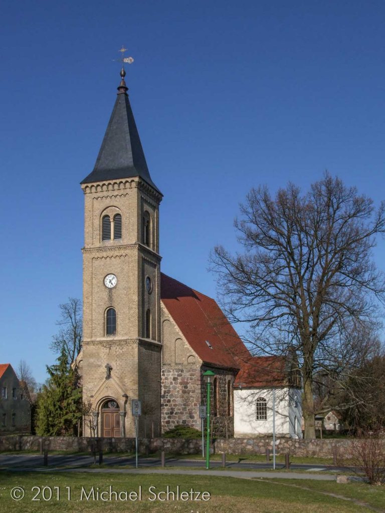 Einfacher Feldsteinsaal mit neoromanischem Backsteinturm: Die Dorfkirche von Schönfließ