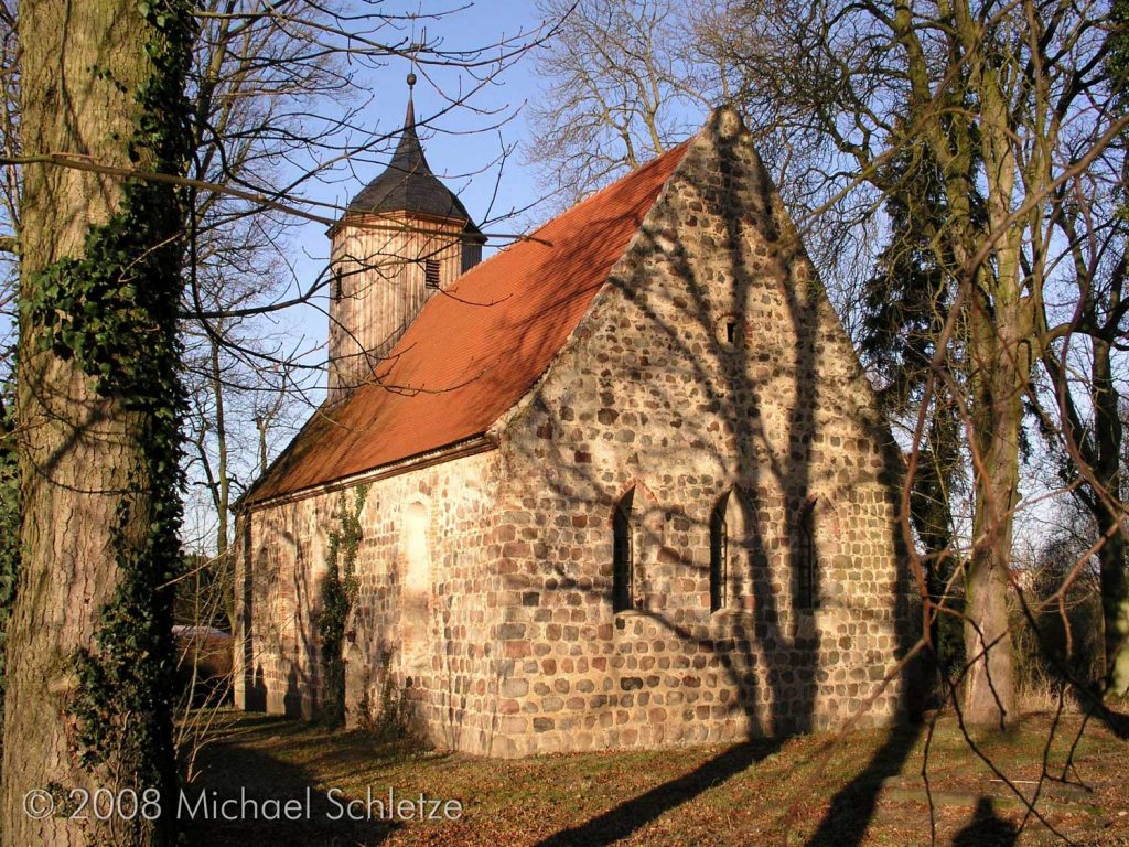 Dorfkirche in Pinnow von Südosten. Die Dreifenstergruppe hat sich unverändert erhalten