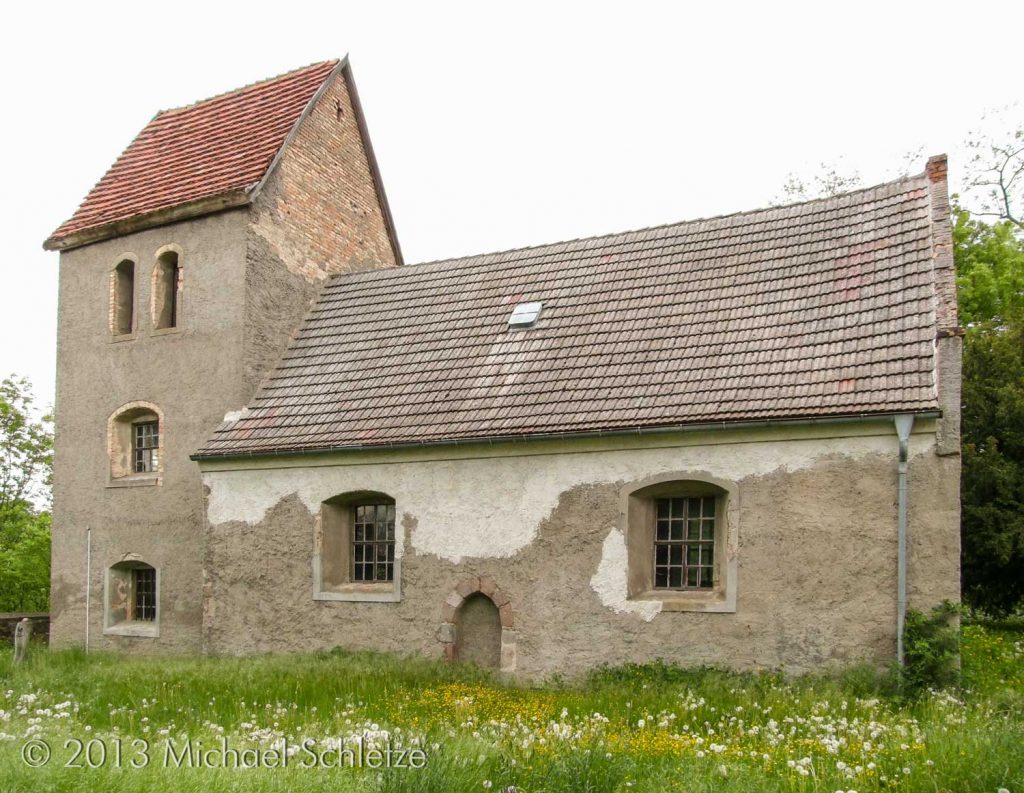 Grauer Rauhputz war typisch für viele Bauten in der DDR: Damitzows Dorfkirche von Süden