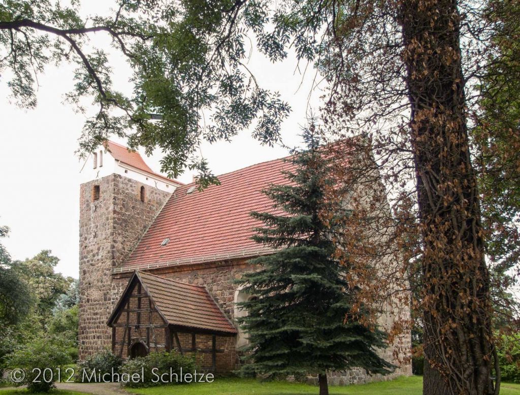 Dollenchens Dorfkirche von Südosten mit Backstein/Fachwerkeingangshalle vor dem Gemeindeportal