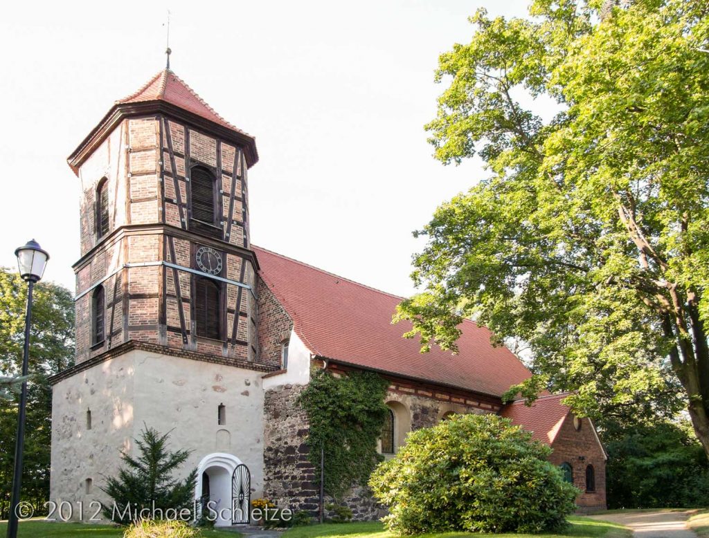 Barockes Turmoberteil, spätmittelalterliche Kirche: Ansicht von Südwesten