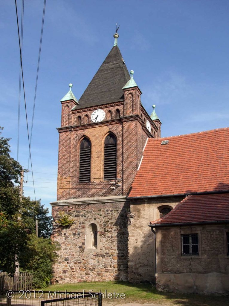Neogotisches Turmoberteil auf spätmittelalterlichem Unterbau