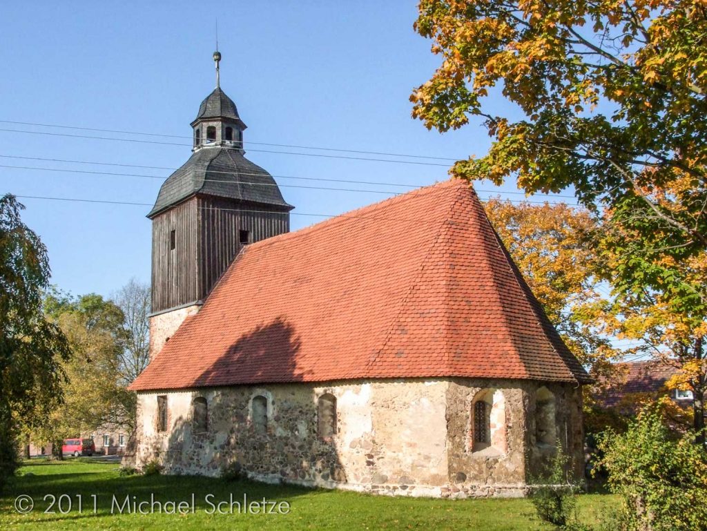 Kaum verändert: Die Spitzbogenfenster des polygonalen Chorschlusses der Kemmener Dorfkirche