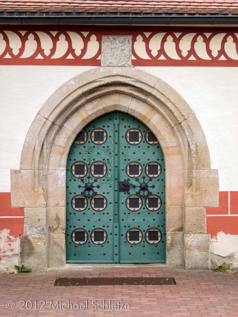 Repräsentatives Spitzbogenportal als Zugang zur Kapelle im Norden