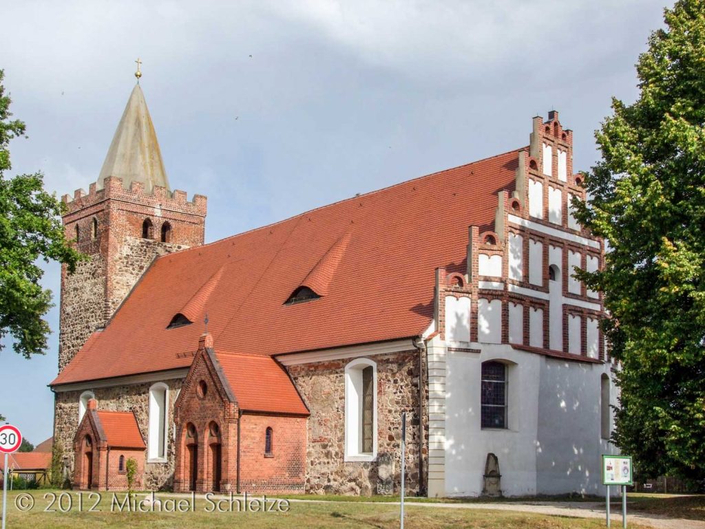 Komptendorfs Kirche von Südosten: Ein Bau des späten Mittelalters und der Renaissance
