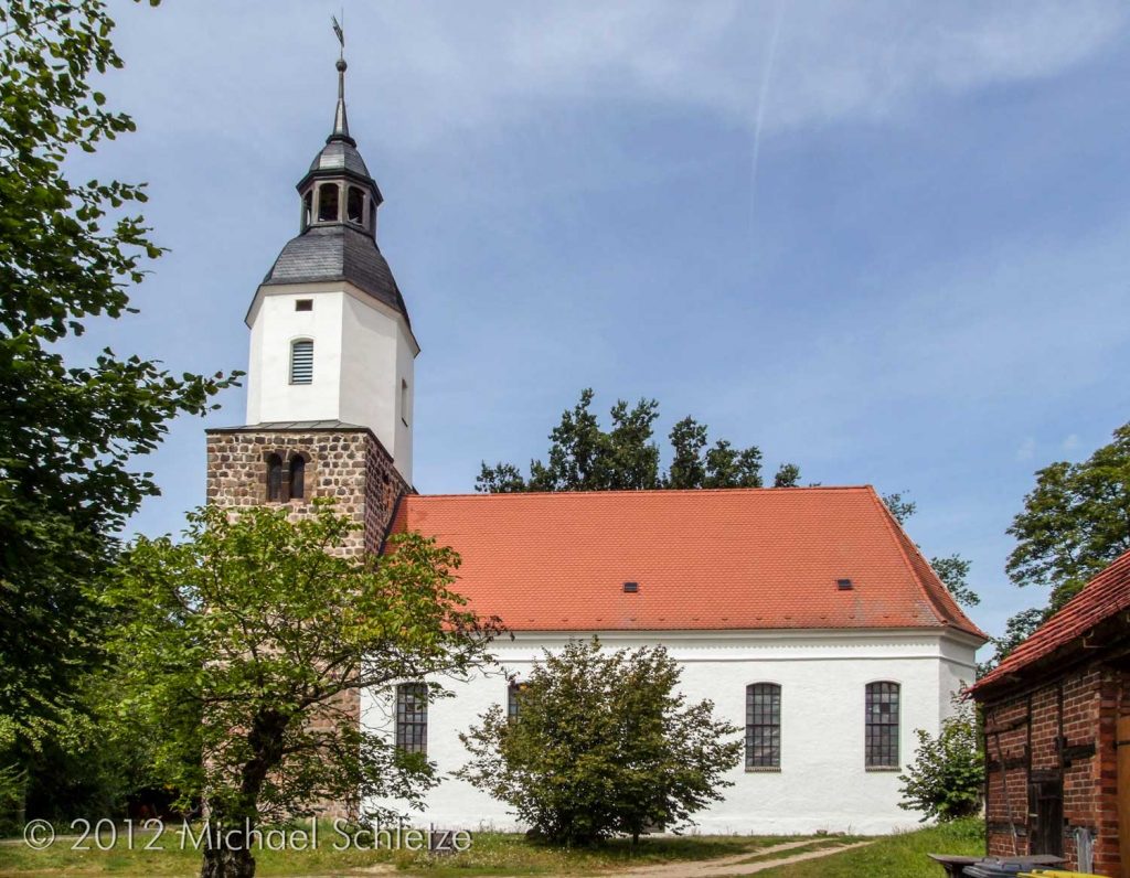 Hochmittelalterlicher Westturm und barockes Schiff: Ogrosens Dorfkirche von Süden