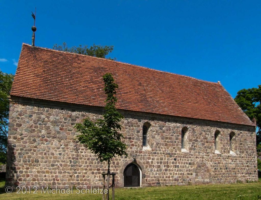 Ein gut erhaltener Bau des 13. Jahrhunderts: Petershagens Dorfkirche von Süden