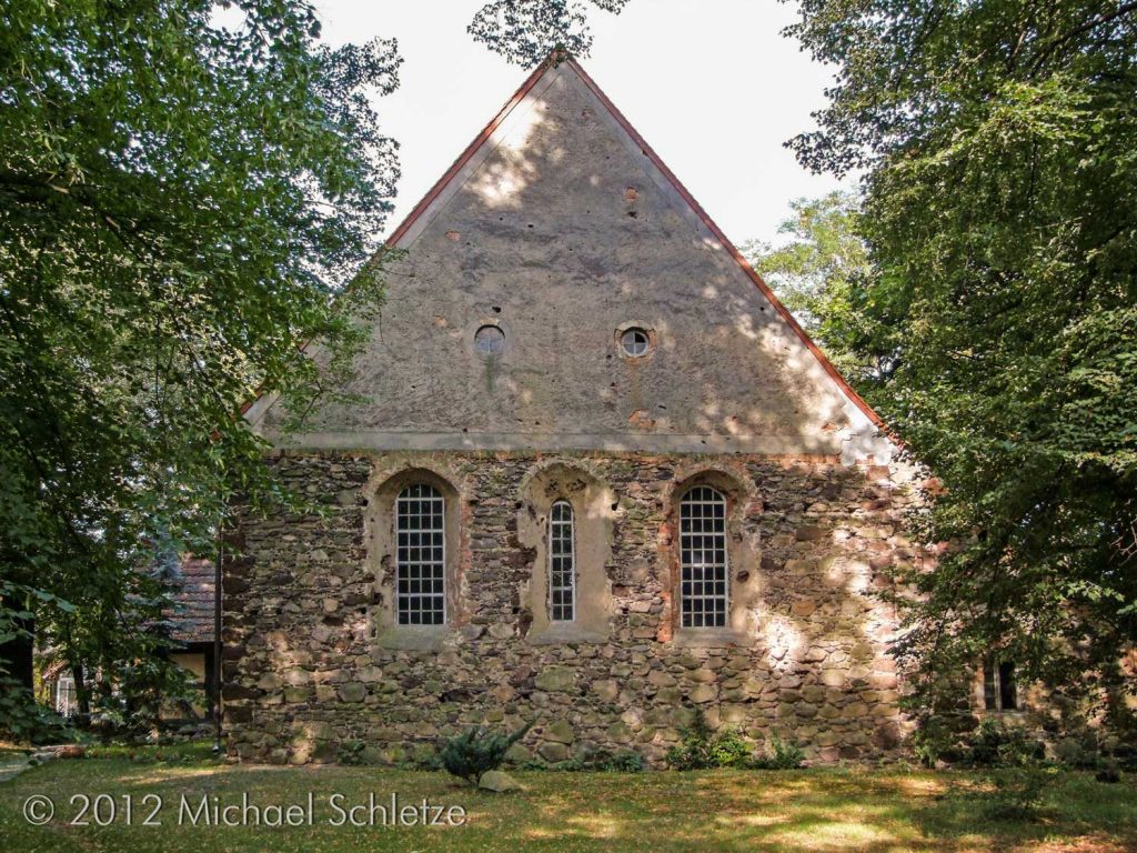 Dorfkirche Preschen von Osten. Die mittlere Öffnung der Dreifenstergruppe scheint ihre ursprüngliche Form bewahrt zu haben