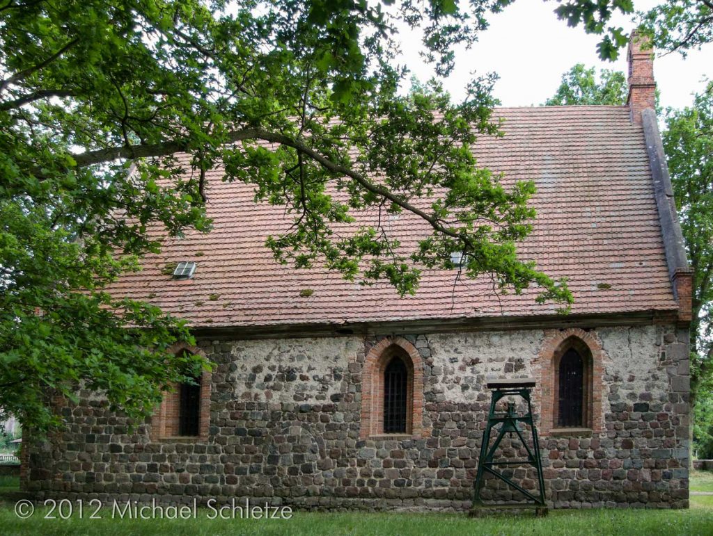 Stark neogotisch umgebauter Rechtecksaal: Die kleine Kirche von Schönow