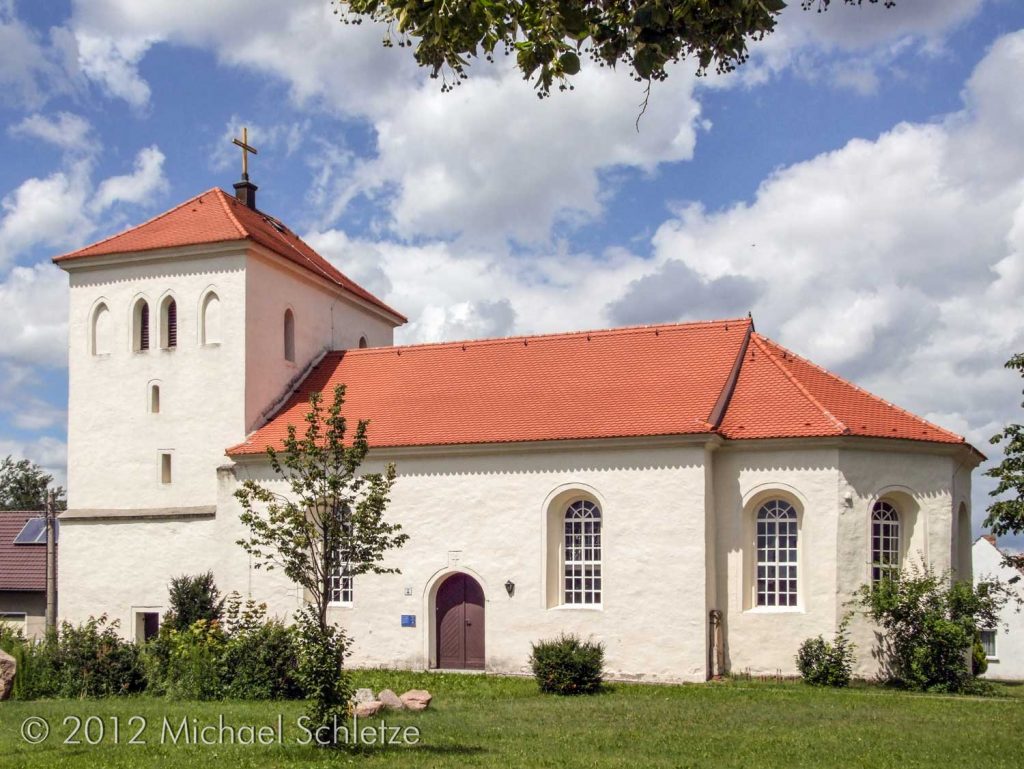 Dorfkirche Sorno von Südosten: Von ursprünglichen Fenstern und Portalen ist nichts geblieben