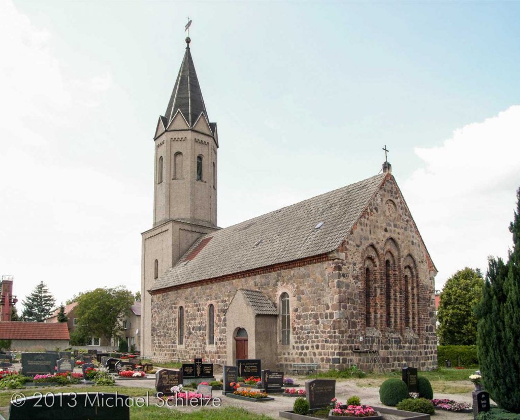 Nach einem Brand im 19. Jahrhundert erneuert: Die Dorfkirche von Dubro