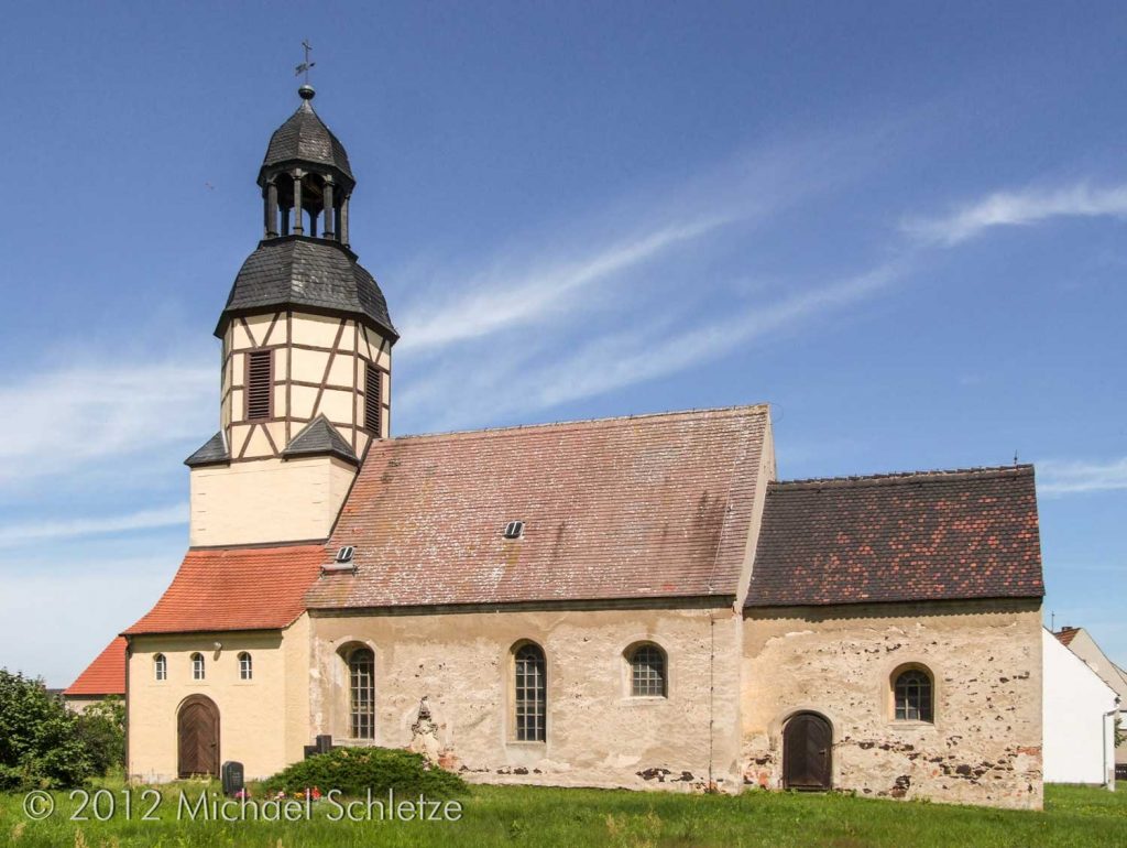Dorfkirche Fermerswalde von Süden: Der barocke Turm kam erst nach einem Brand von 1954 dazu