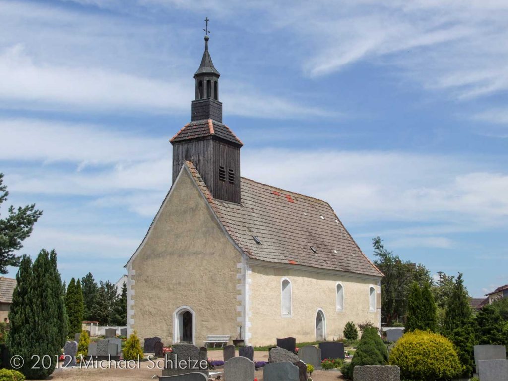 2012 frisch renoviert: Die Dorfkirche in Großrössen