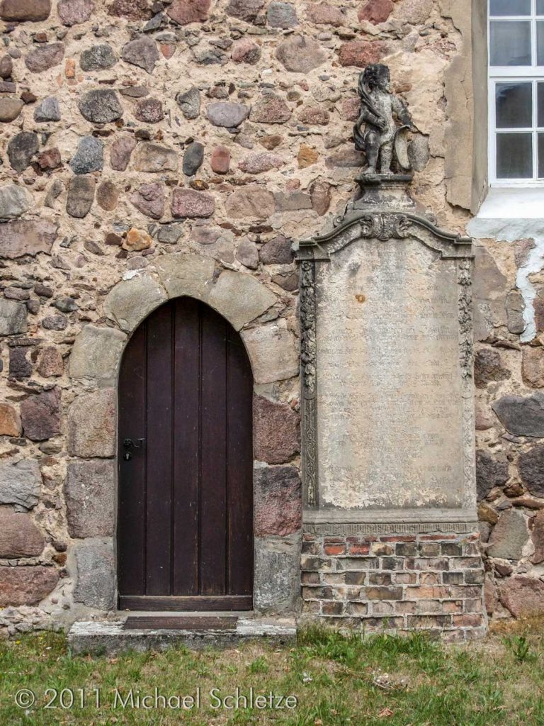 Priesterpforte auf der Südseite mit barockem Grabstein 