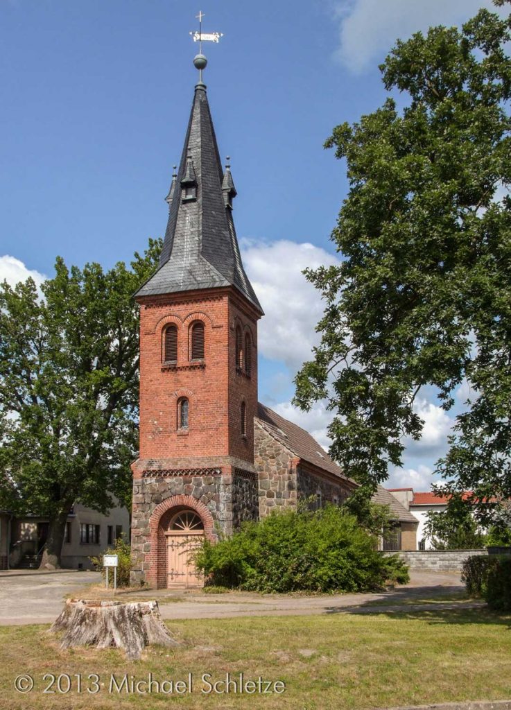 Dorfkirche Klepzig mit neoromanischem Turm im Westen