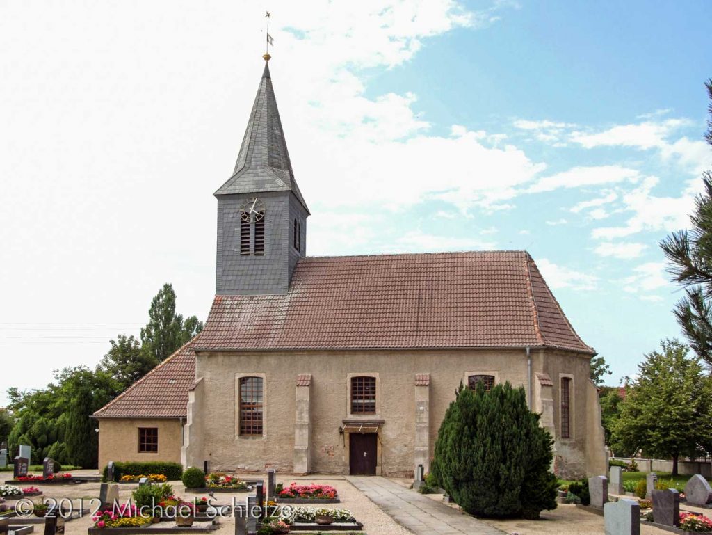 Dorfkirche Möglenz: Ein spätgotischer Backsteinbau mit Dreiseitenschluss
