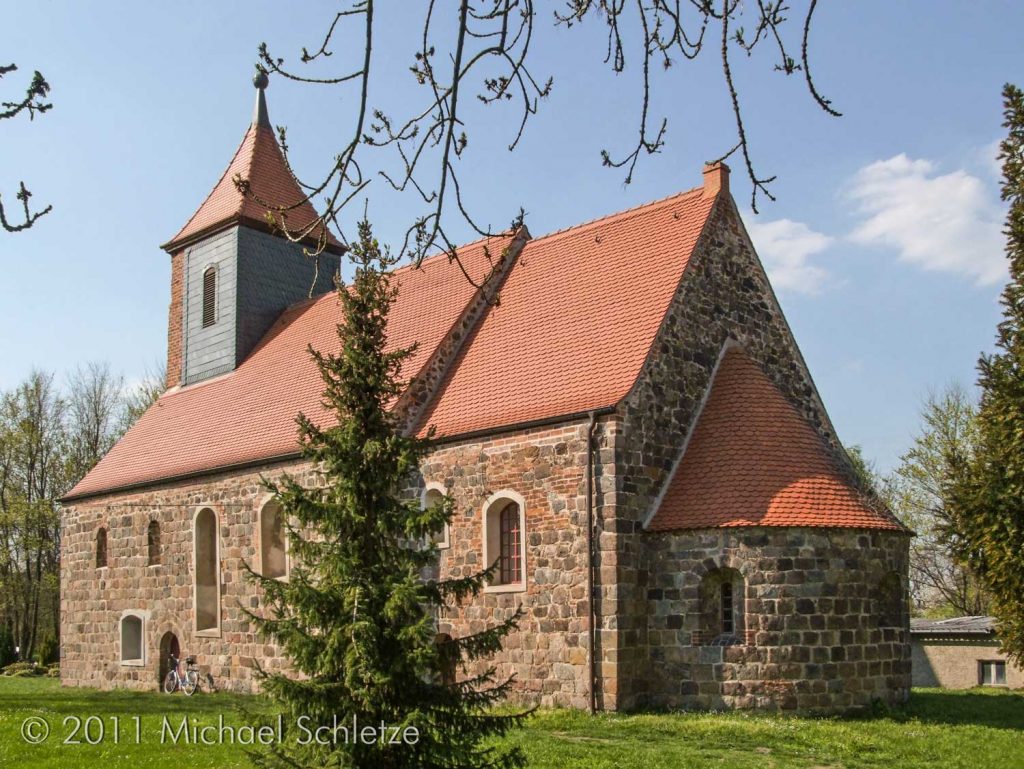 Dorfkirche Neuheim: Ein spätromanischer Bau des vollständigen Typs