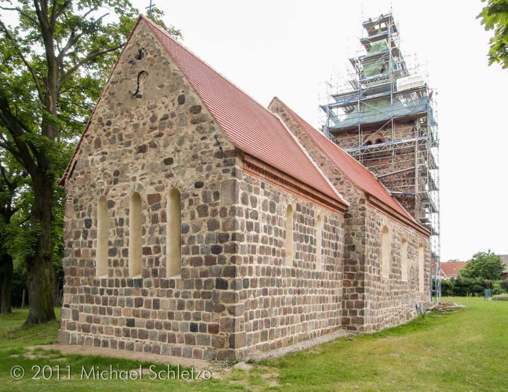 Dorfkirche Schlenzer: Der spätmittelalterliche Turm wird gerade (2011) restauriert