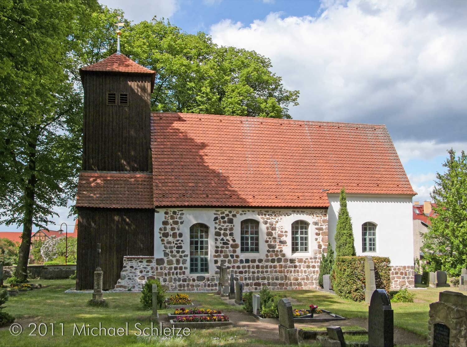 Muss zwischenzeitlich stark beschädigt gewesen sein: Die Dorfkirche von Schönefeld