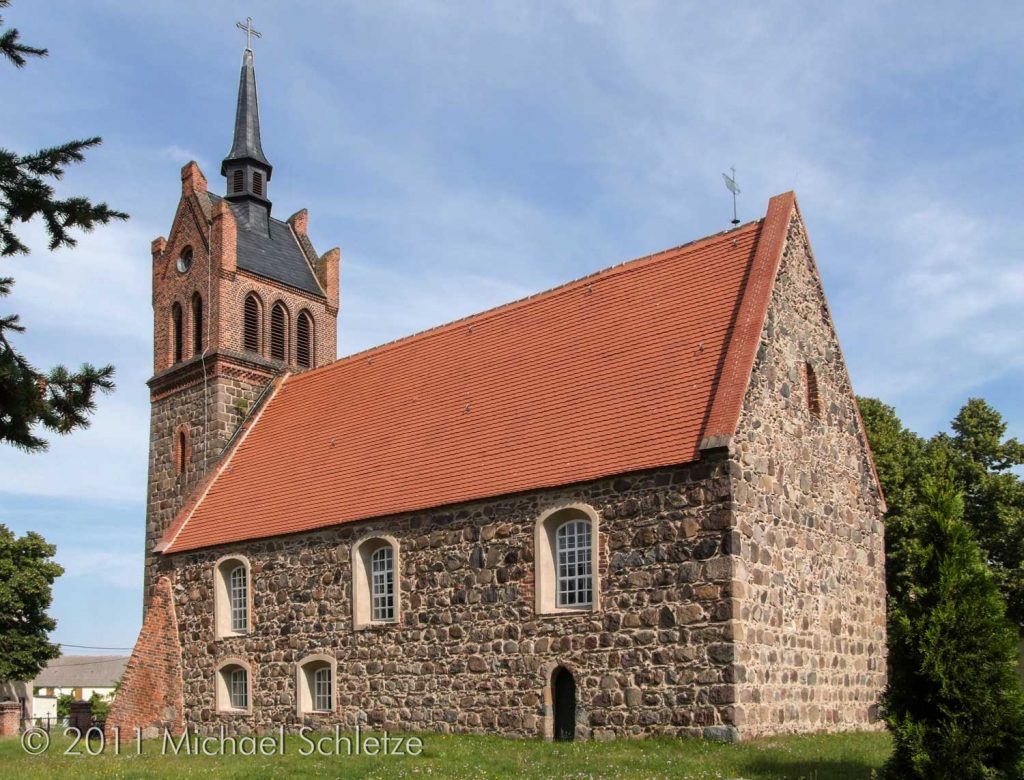 Im 19. Jahrhundert bekam der mittelalterliche Feldsteinsaal einen neoromanischen Westturm