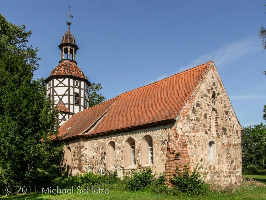 Die Stolzenhainer Dorfkirche mit ihrem markanten barocken Fachwerkturmaufsatz von Südosten