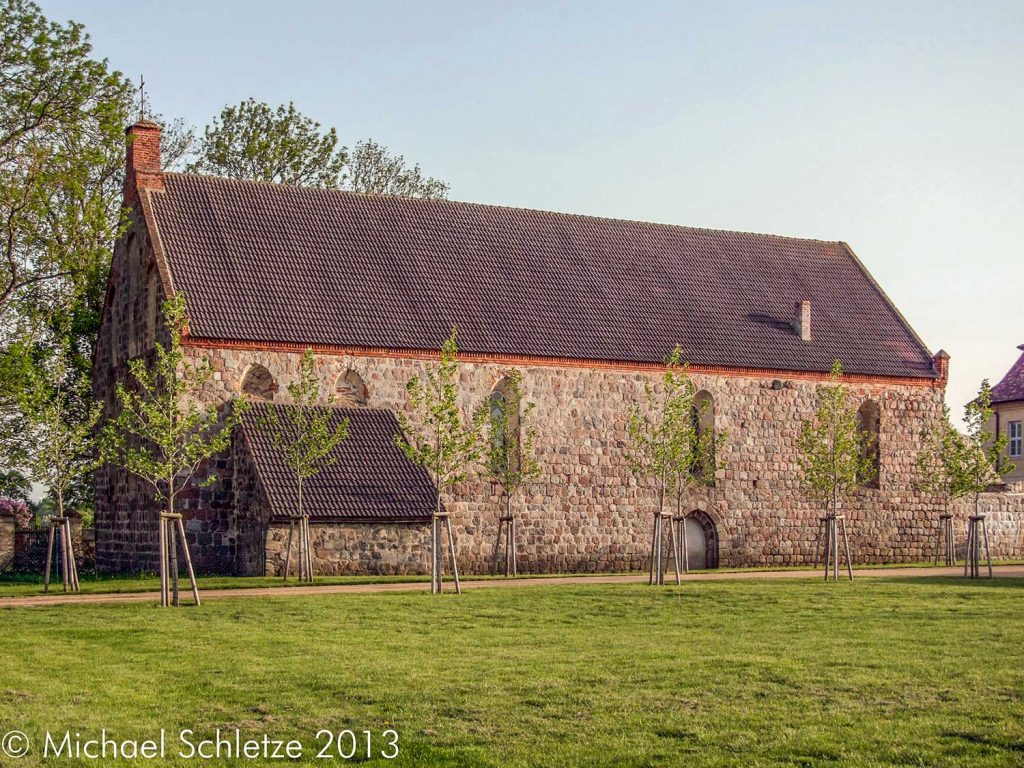 Langgestreckter Saalbau mit im Dreißigjährigen Krieg zerstörtem Turm: Die Eickstedter Dorfkirche